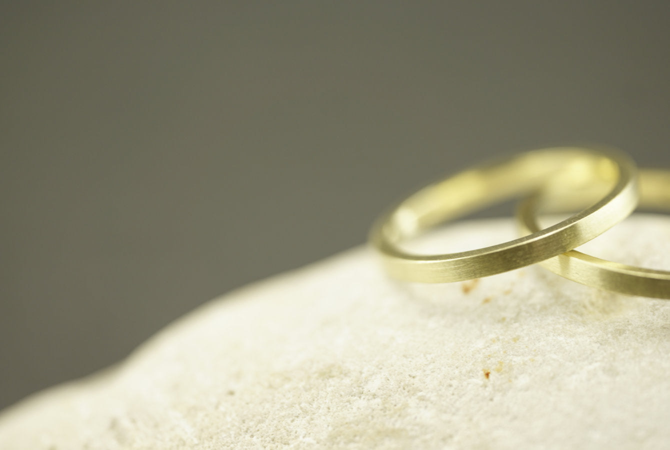 Trauringe Model I von Emmé by Lola auf einem Felsen, symbolisiert die Hochzeitsringe aus dem Emmé by Lola Studio