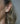 Geometrica Ohrringe – Frau seitlich mit Ohrring – Fairmined Gold Schmuck Berlin
