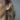 Geometrica Ohrringe – Frau seitlich mit Ohrring – Fairmined Gold Schmuck Berlin