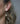 Geometrica Ohrringe Anhänger – Frau seitlich mit Ohrringen – Fairmined Gold Schmuck Berlin