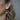 Geometrica Ohrringe Anhänger – Frau seitlich mit Ohrringen – Fairmined Gold Schmuck Berlin